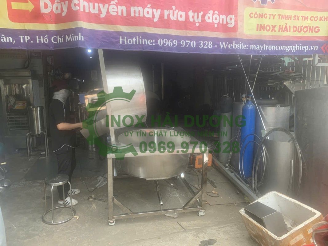 Hình ảnh: Công nhân đang gia công máy chiên hành tự động